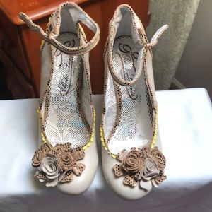 Poetic License floral appliqué pump